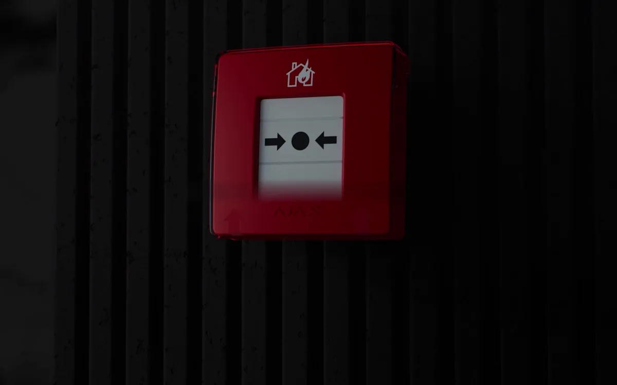 Roter Handfeuermelder an der Wand