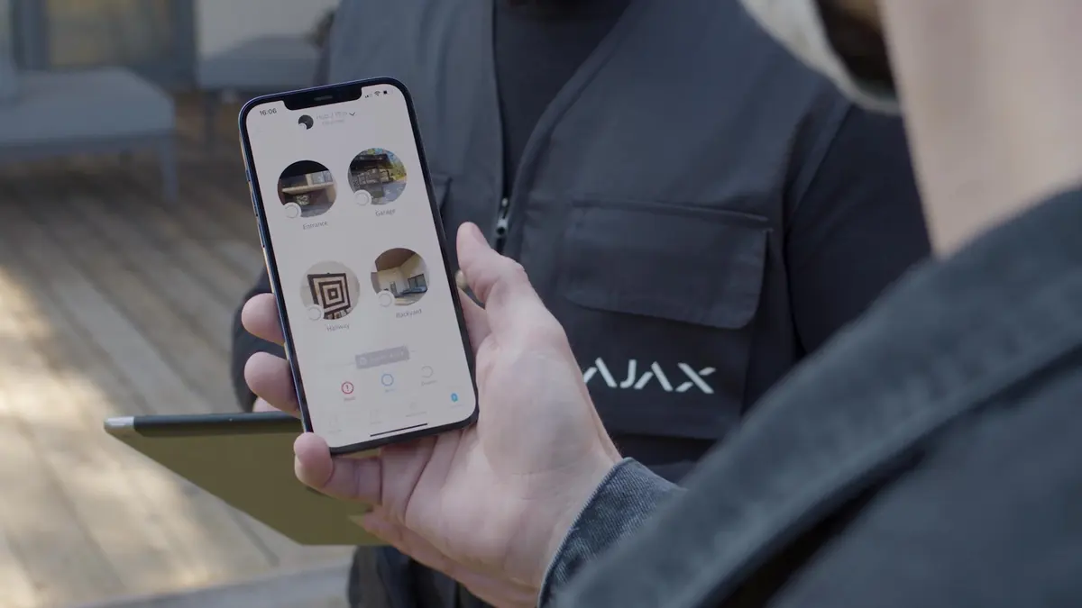 Techniker richtet die Anlage in der App ein